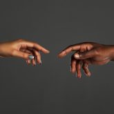 deux mains en contact massage deshaies